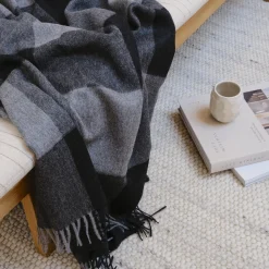 Hot Silkeborg Uldspinderi Caracas plaid, 00500 black