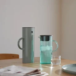 Discount Stelton EM77 kande med låg 1,5 L., dusty green