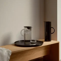 Stelton Kander & Karafler<EM77 kande med låg 1,5 L., smoke
