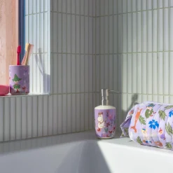 Hot Moomin Arabia Mumi sæt af sæbedispenser & tandbørsteholder Blomsterhave