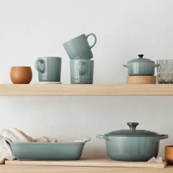 Le Creuset Gryder & Pander<Signature stegepande med træhåndtag Ø 28 cm, sea salt