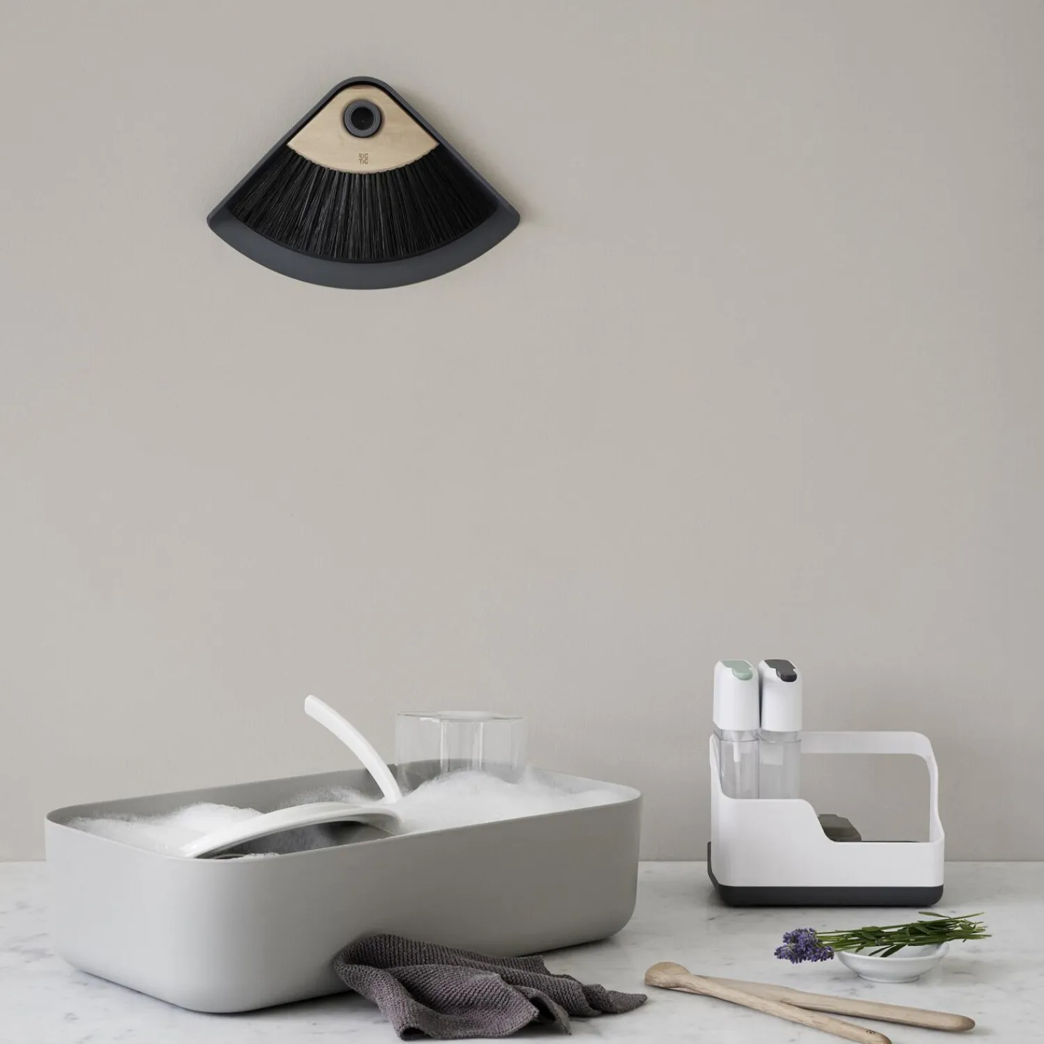 RIG-TIG Køkkenudstyr<SWEEP-IT fejebakke og kost, grey
